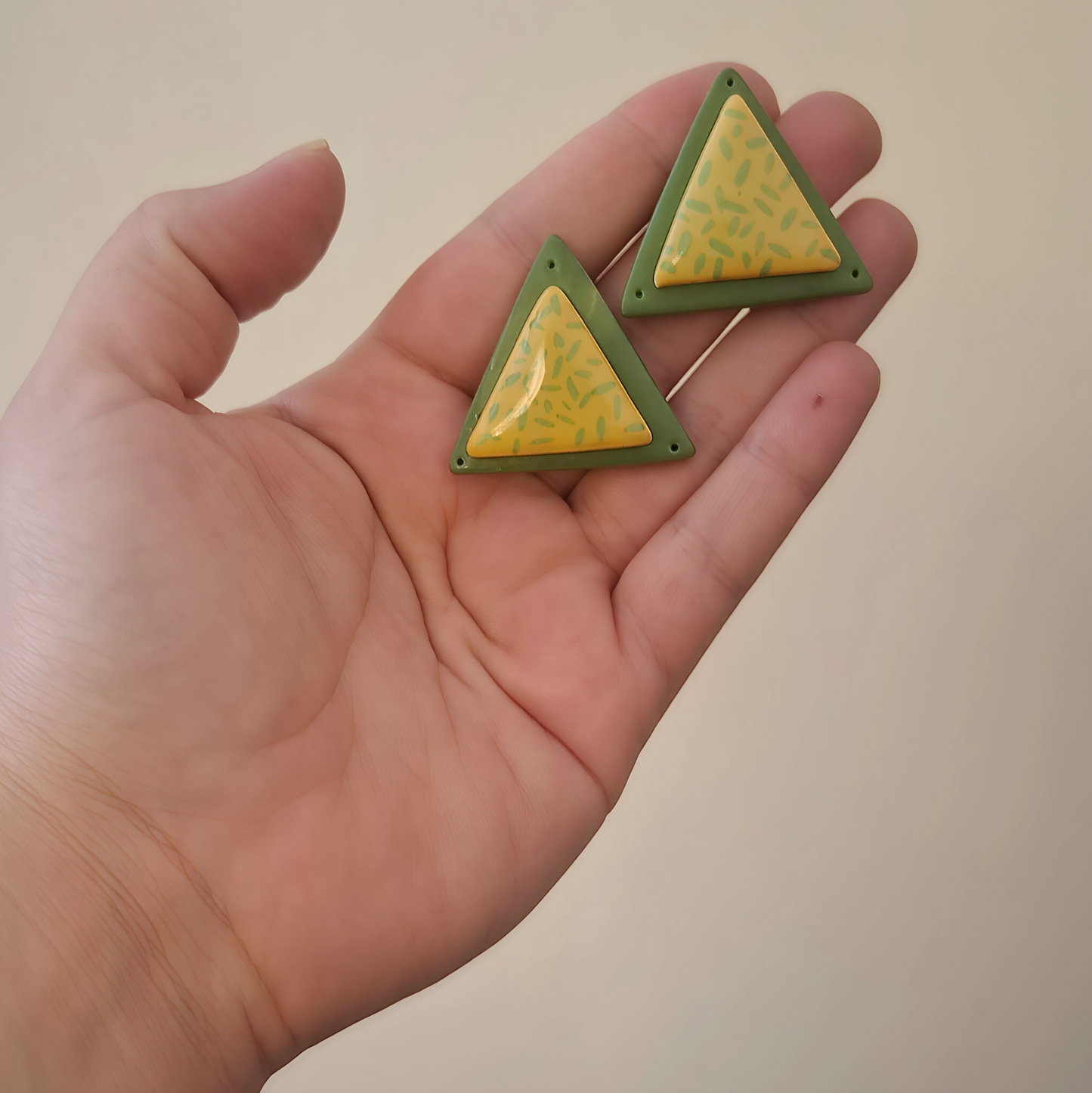 Aros Botón "Safari Chic" | Triangular con Patrón Terrazzo 🟡