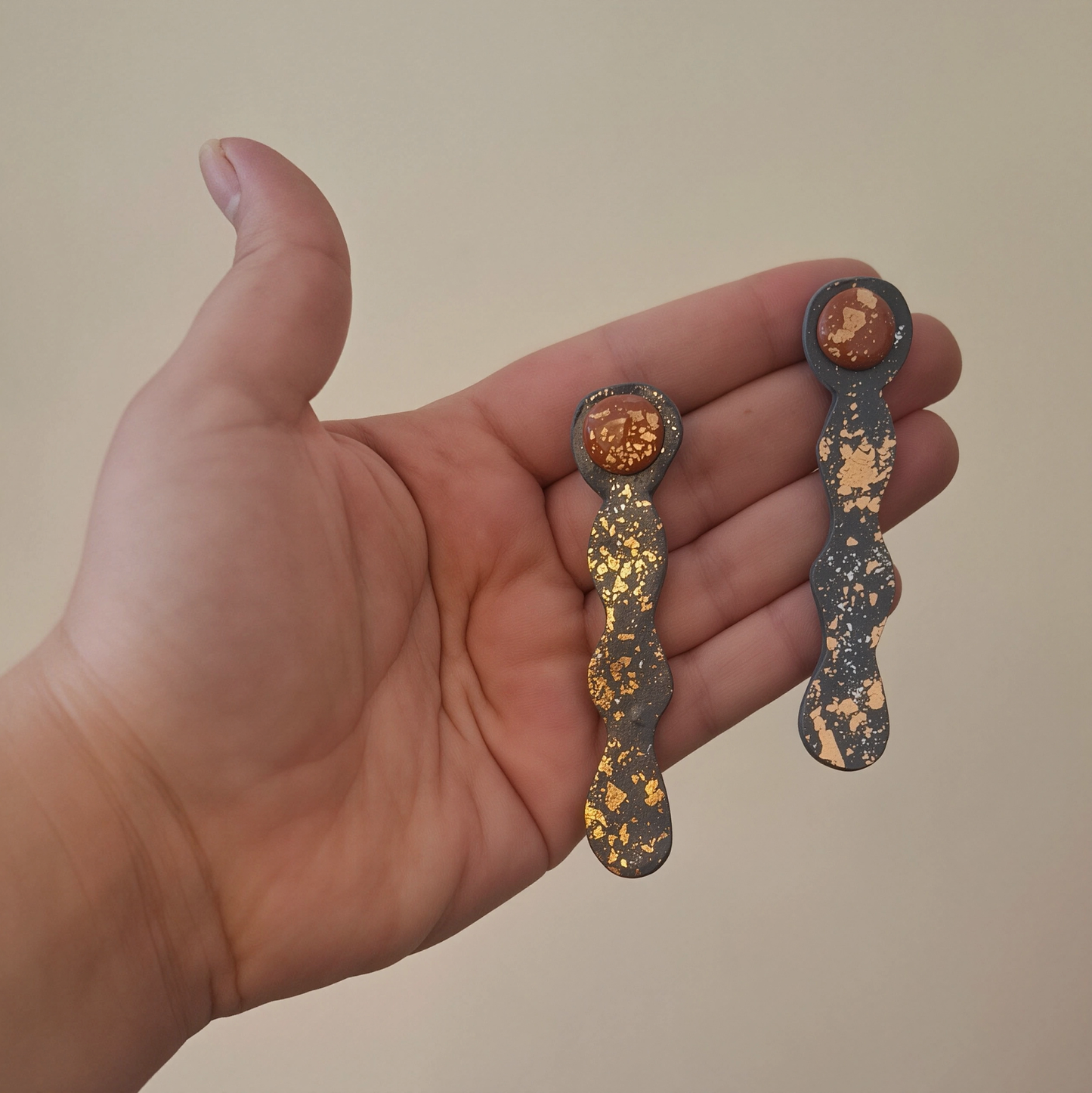 🖤 Aros Colgantes "Ébano y Cobre" | Forma Ondulada Abstracta ✨